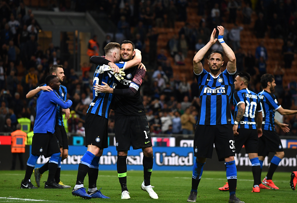 足协杯赛前举办垫场赛，张凌峰等四名成年球员对阵五十名小球员（足协杯赛前上演趣味垫场赛：张凌峰等4位成年球员对阵50名小球员）