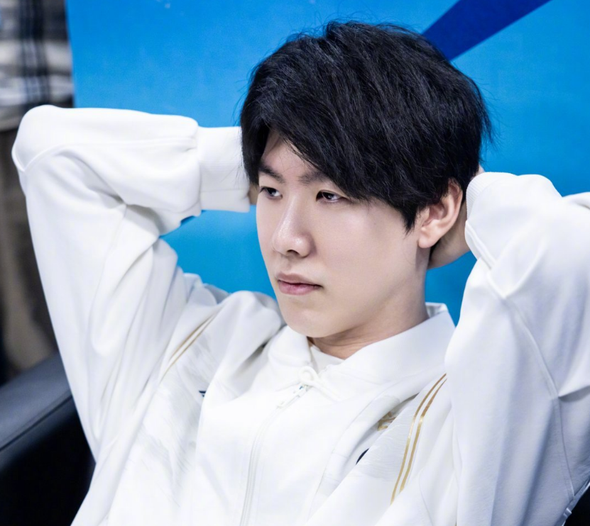 KaKAO 赵信的枪如龙，捡起蓝色 Wolf ，而 Gwen 唱着向前冲。 Puff 队伍赢回一城