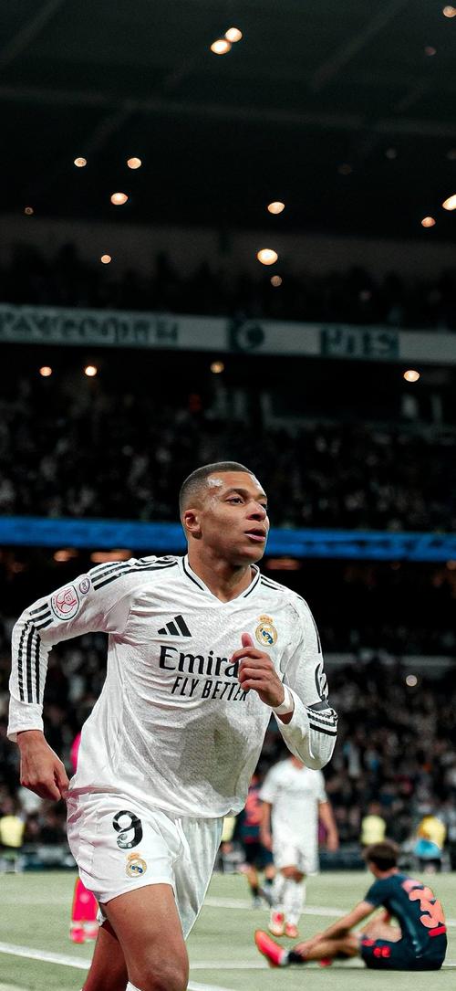 记者：阿贾克斯正接触前狼堡主帅西莫尼斯，视为海廷加继任者